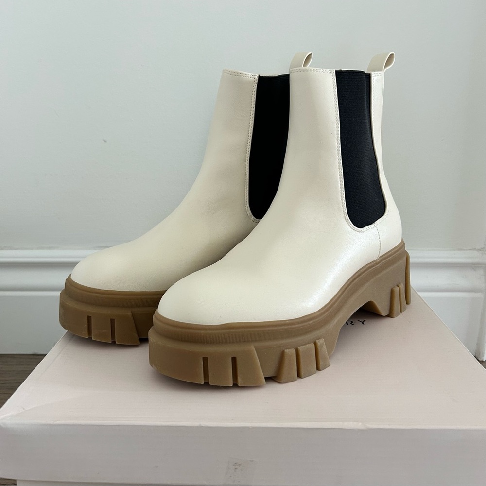 Chinese Laundry Cream Chelsea Lug Platform Ankle Boots with Black Elastic